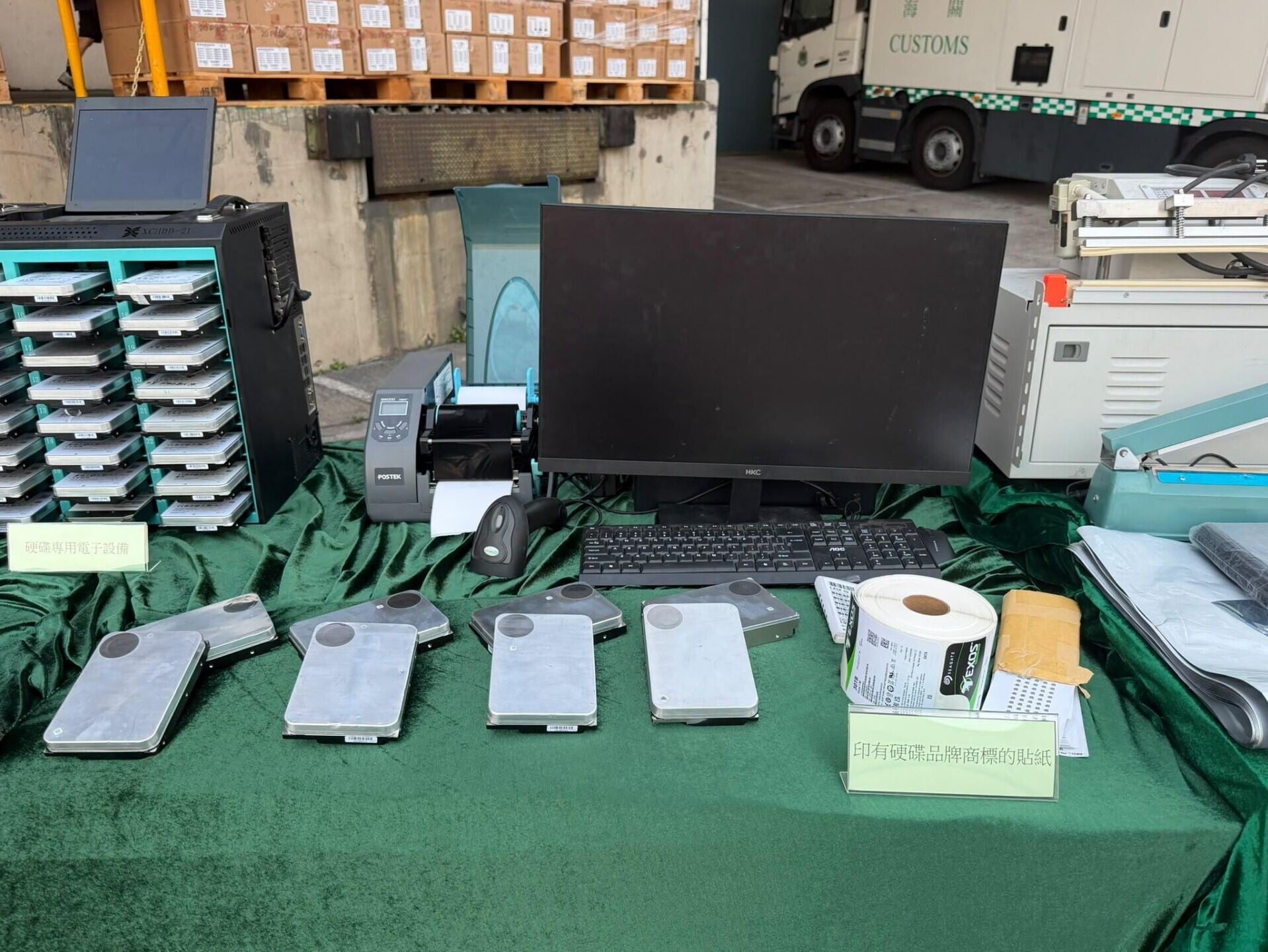 海關打擊懷疑冒牌硬碟加工工場及儲存倉庫,檢獲約6800件懷疑冒牌硬碟,估計市值約5000萬元。(政府新聞處)