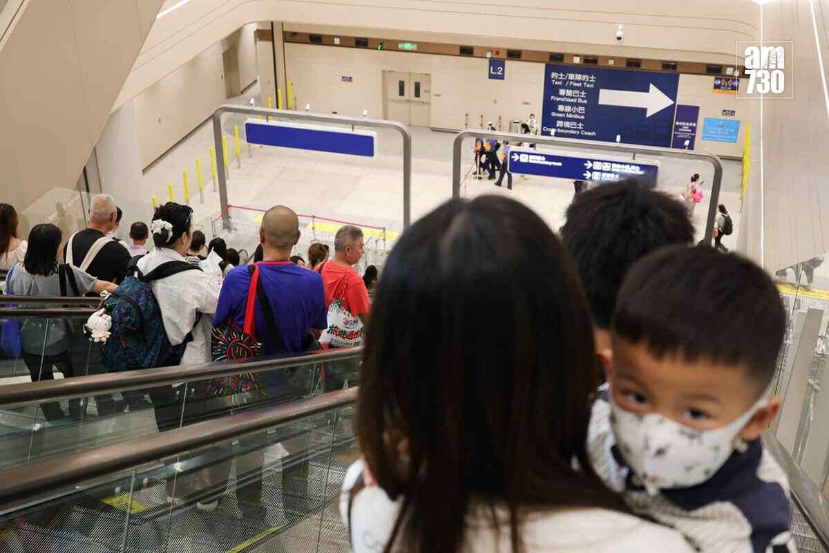新皇崗口岸重陽節翌日迎來首個旅客入境高峰。(吳康琦攝)