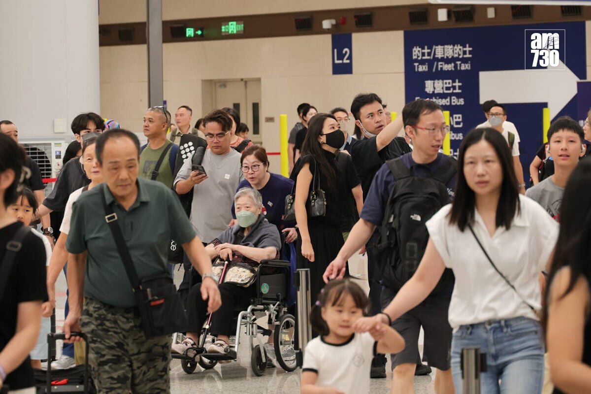 新皇崗口岸重陽節翌日迎來首個旅客入境高峰。(吳康琦攝)