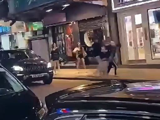 尖沙咀鬧市周五(16日)傍晚上演街頭MMA,加連威老道有多名男子在街頭激烈互毆(影片截圖)