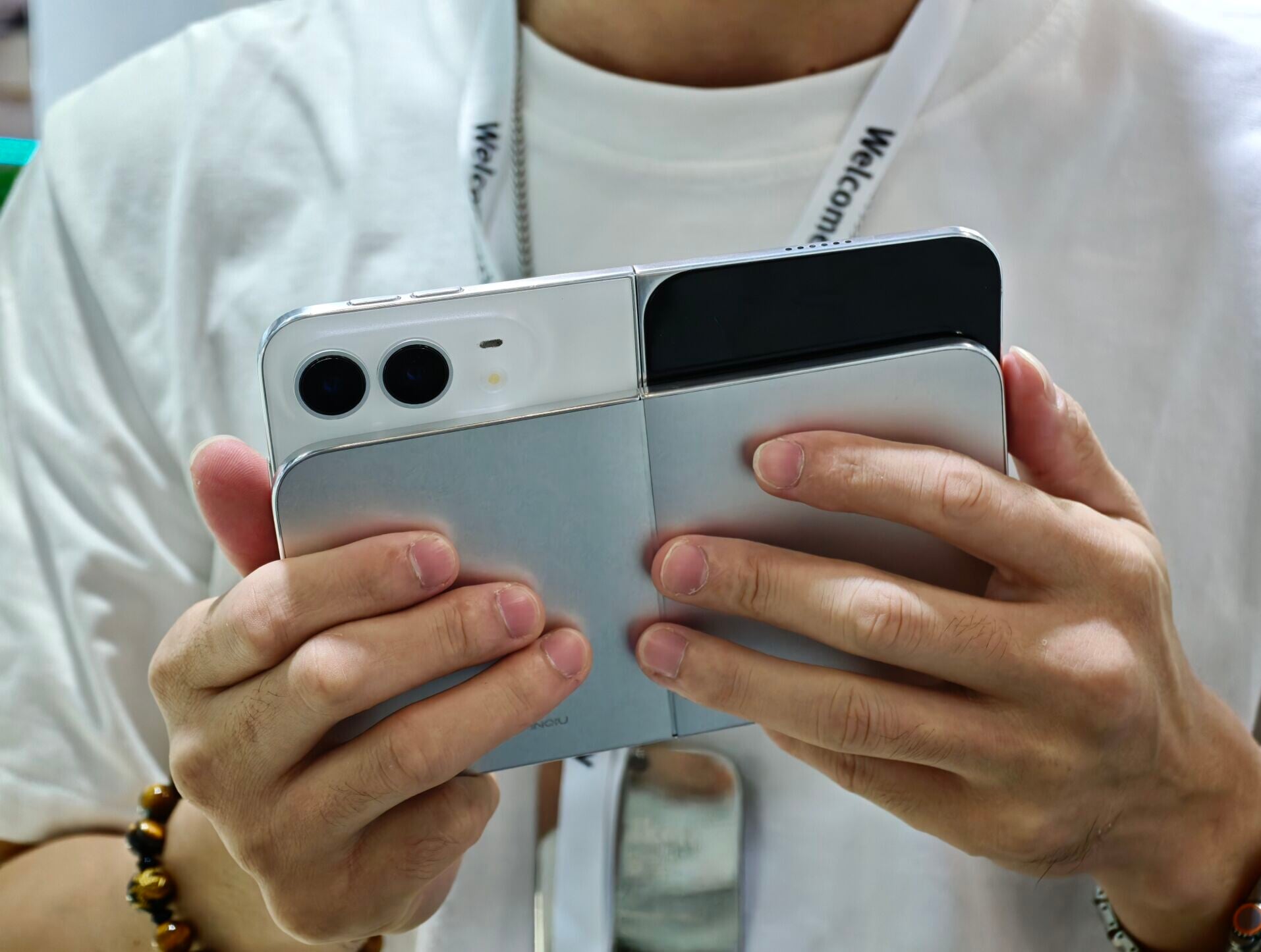 磁吸流動電源可吸附在iPhone Duo上使用。