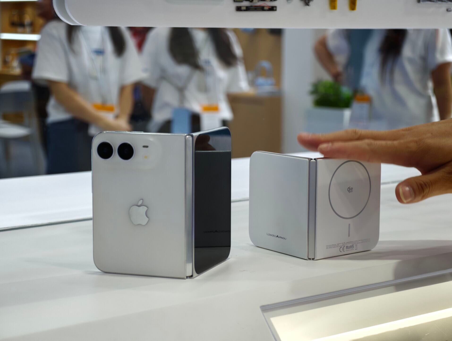 尺寸比例亦符合iPhone Duo闊摺機。