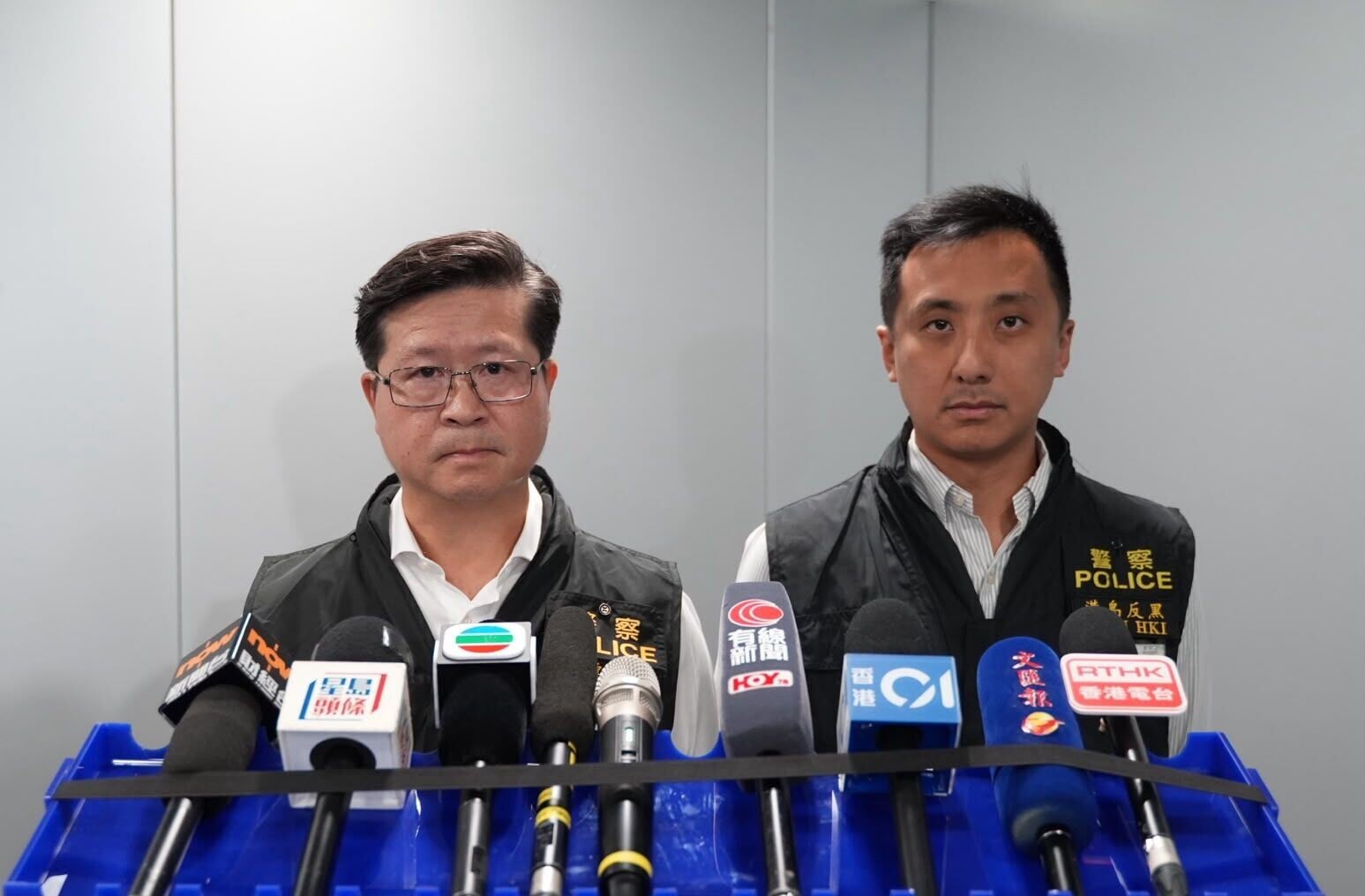 警方港島總區展開代號「雙錘」反三合會跨部門行動,打擊黑幫操縱的「黃賭毒」非法活動,進行俗稱「放蛇」的卧底行動及突擊搜查破獲柴灣公屋毒窟、灣仔私人會所賣淫集團及非法賭檔,共拘捕53人
