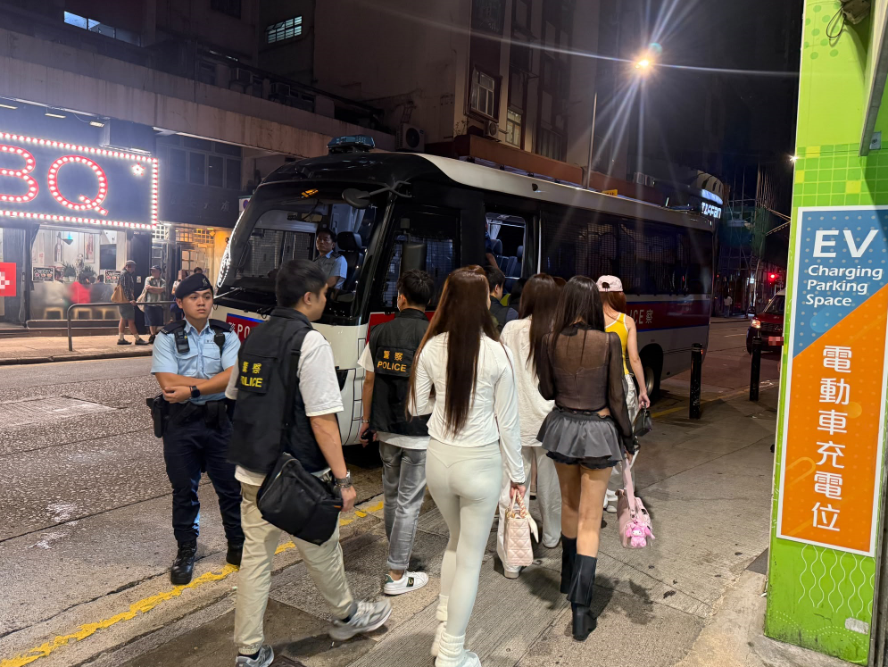警方港島總區展開代號「雙錘」反三合會跨部門行動,打擊黑幫操縱的「黃賭毒」非法活動,進行俗稱「放蛇」的卧底行動及突擊搜查破獲柴灣公屋毒窟、灣仔私人會所賣淫集團及非法賭檔,共拘捕53人