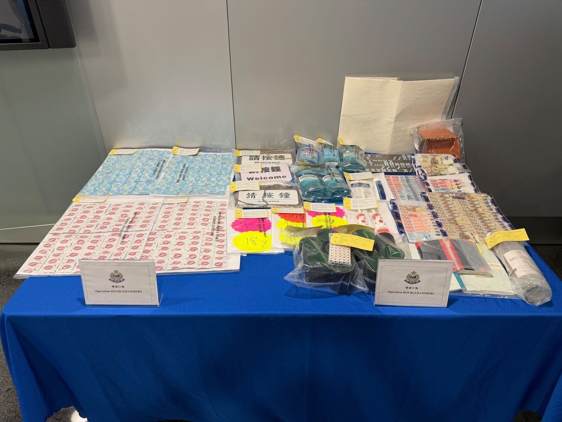 警方港島總區展開代號「雙錘」反三合會跨部門行動,打擊黑幫操縱的「黃賭毒」非法活動,進行俗稱「放蛇」的卧底行動及突擊搜查破獲柴灣公屋毒窟、灣仔私人會所賣淫集團及非法賭檔,共拘捕53人