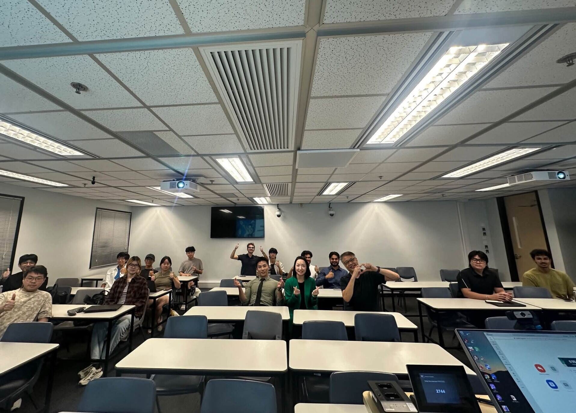 聖公會阮鄭夢芹銀禧小學副校長李偉銘於香港科技大學作客席主講,惟網民卻「錯重點」聚焦於其健碩身形上,隨即引來瘋傳(小學社交平台圖片)