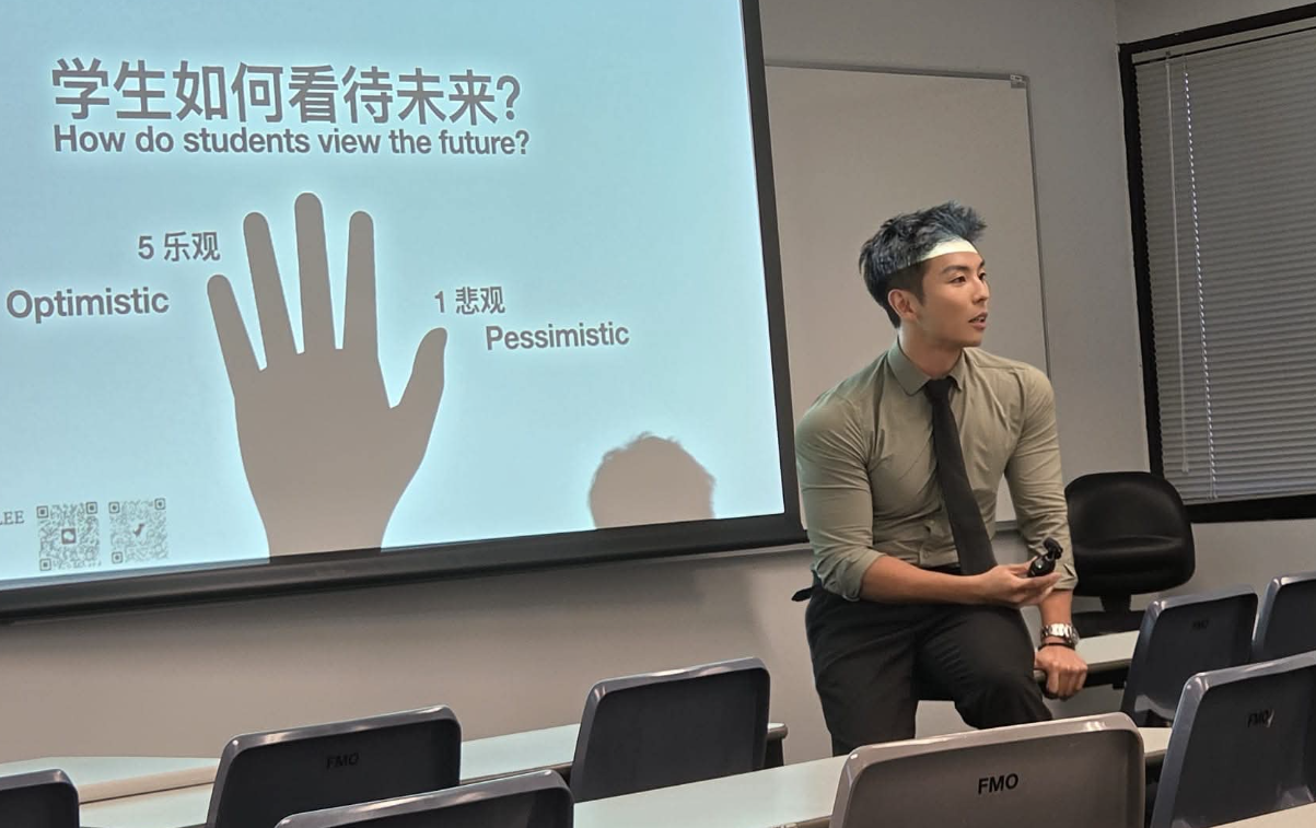 聖公會阮鄭夢芹銀禧小學副校長李偉銘於香港科技大學作客席主講,惟網民卻「錯重點」聚焦於其健碩身形上,隨即引來瘋傳(小學社交平台圖片)