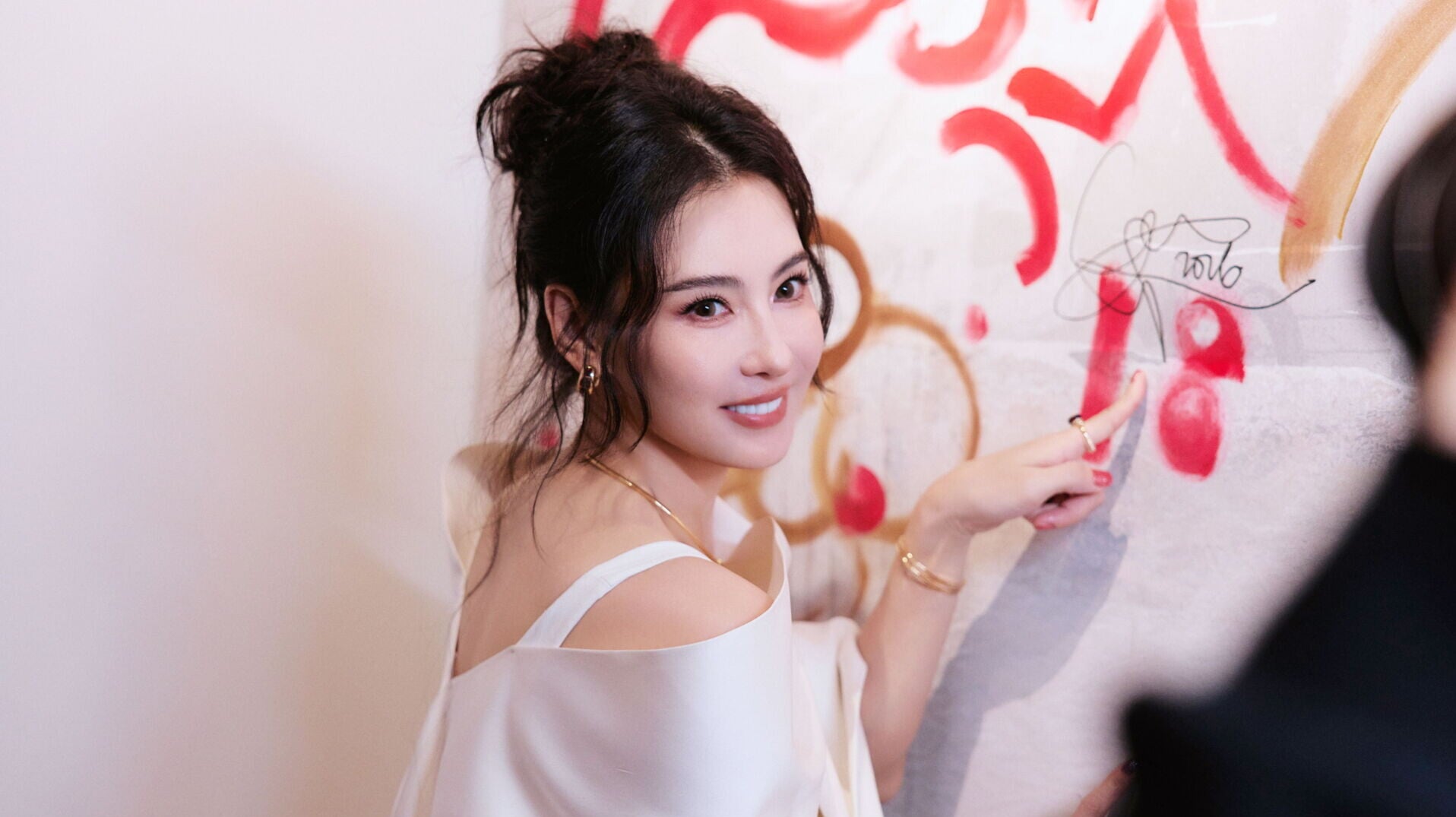 張柏芝一襲白裙優雅亮相深圳灣麥卡倫限時活動 2