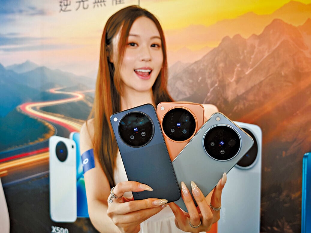 vivo X500 Pro Max提供黑、灰及橙3款配色。