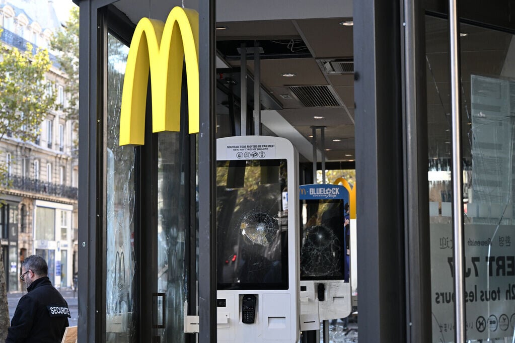 法國示威令巴黎一間麥當勞被破壞(AP)