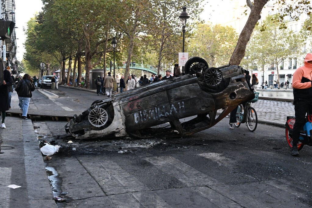 法國示威令汽車被破壞(AP)