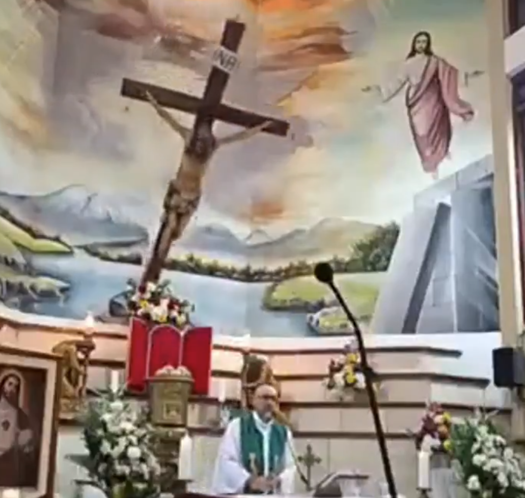 神父Sánchez Molinari身後的十字架突然鬆脫