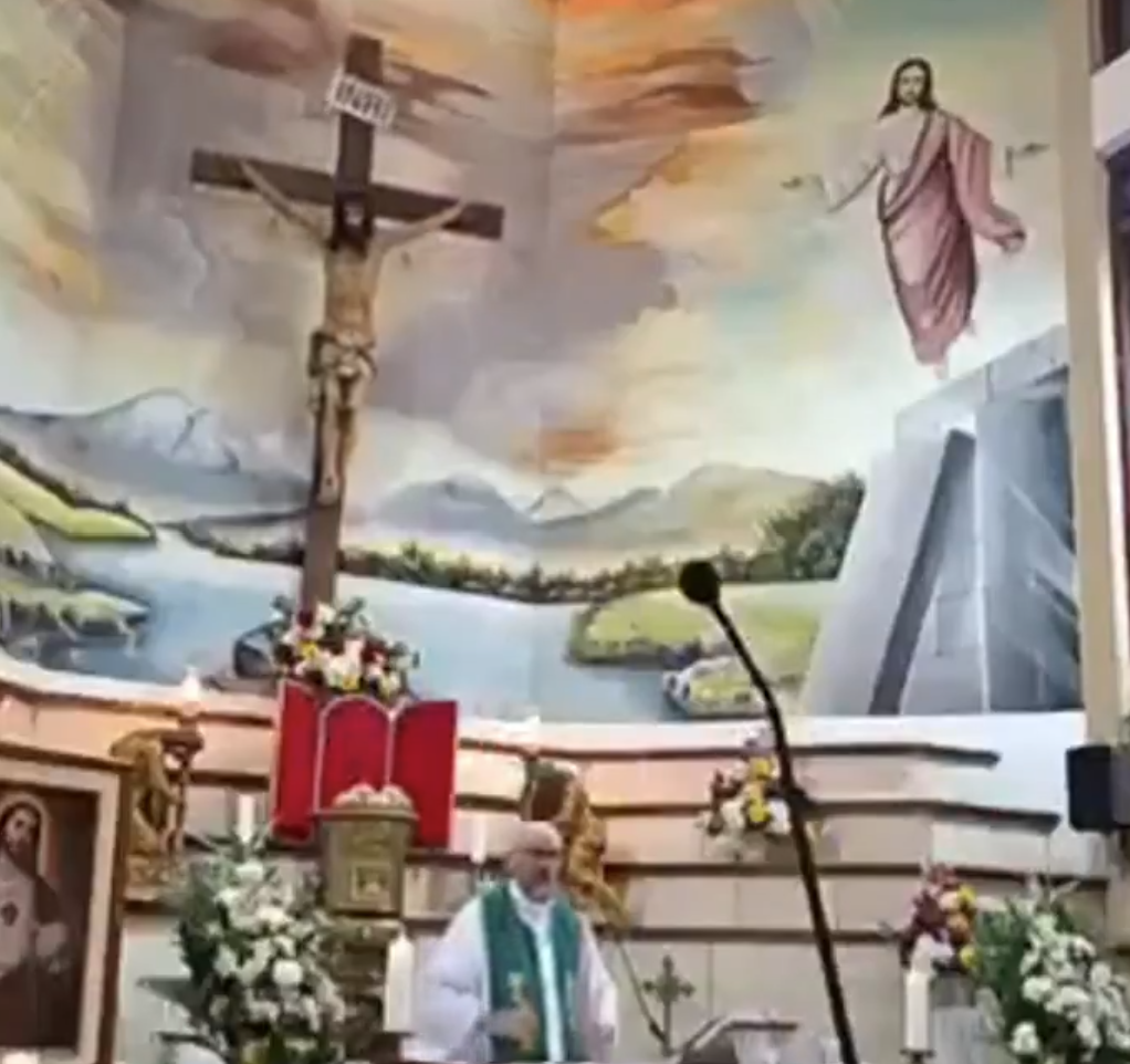 神父Sánchez Molinari站在十字架前直播每日彌撒