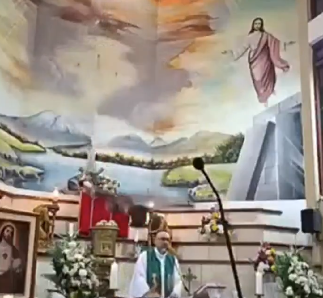 神父Sánchez Molinari身後的十字架突然鬆脫