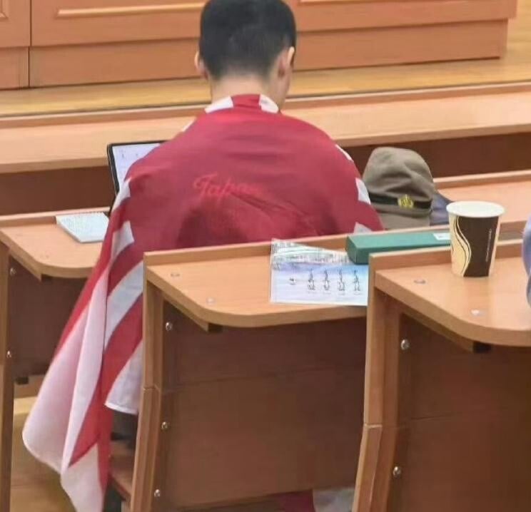 陳姓中國學生在俄羅斯留學，涉嫌在課堂身披日本軍旗