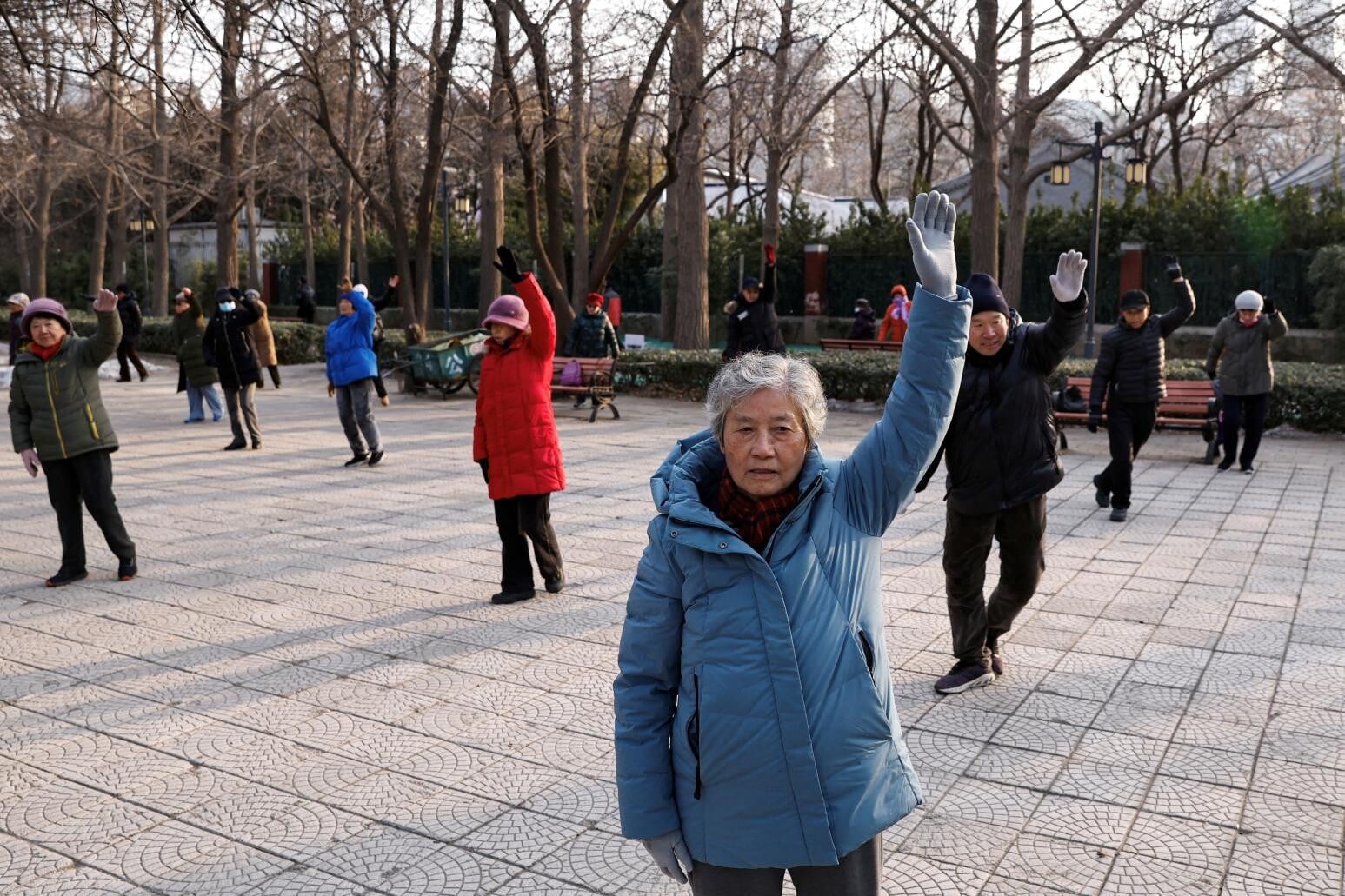 北京一個公園有大批長者跳舞做運動。（路透社）