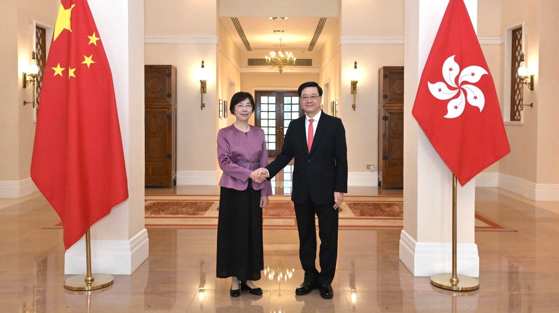 行政長官李家超（右）今日（十月十九日）在禮賓府與亞洲基礎設施投資銀行行長鄒加怡（左）會面。