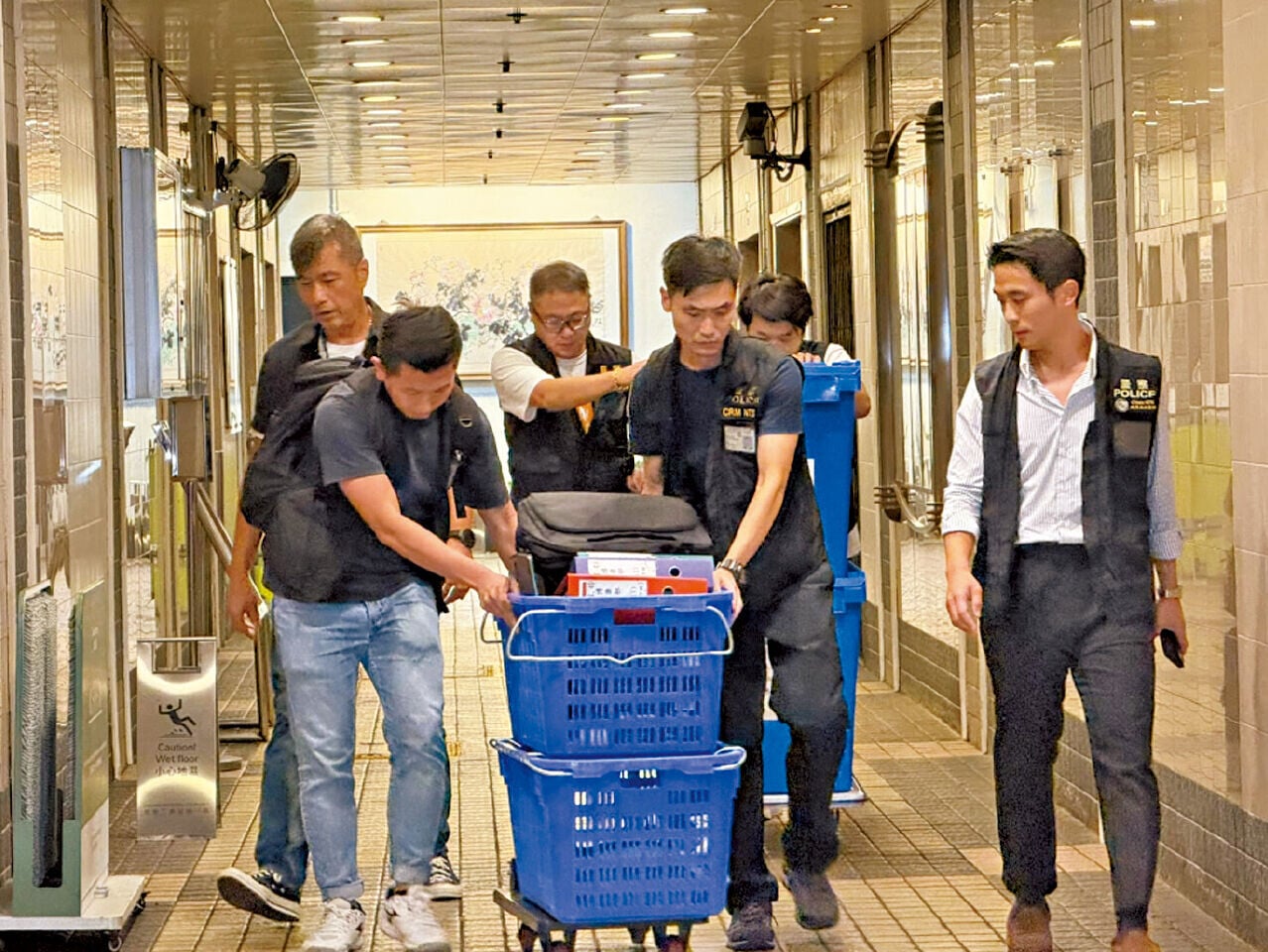 警方日前到臺日的辦公室搜查。漏裝防火門框