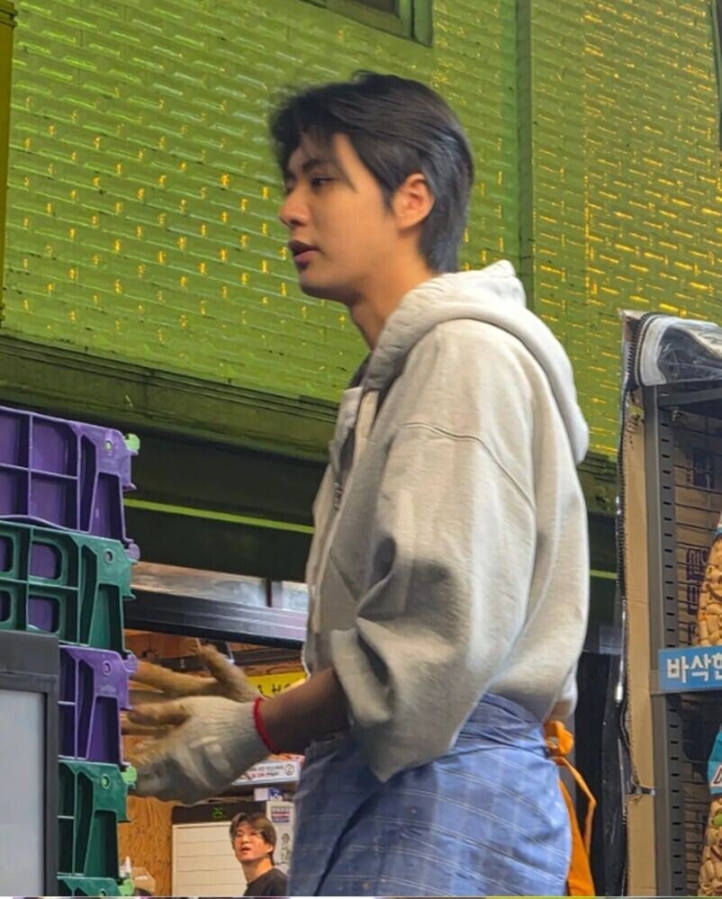 帥氣老闆被網民起底,社群帳號名稱為李在俊(이재준,音譯)。(IG)