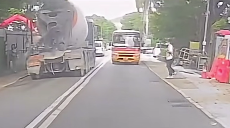 元朗八鄉一輛校巴沿錦上路行駛,駛至博愛江夏圍村對開時撞倒一名年約20歲的男途人。他並無使用行人過路處,疑僅留意左方車況,待一輛「田螺車」駛過該處後,便踏出馬路。(交通意外求片區fb)
