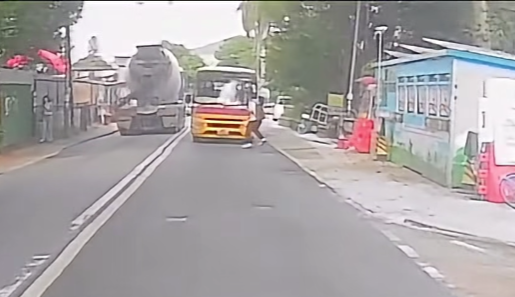 元朗八鄉一輛校巴沿錦上路行駛,駛至博愛江夏圍村對開時撞倒一名年約20歲的男途人。他並無使用行人過路處,疑僅留意左方車況,待一輛「田螺車」駛過該處後,便踏出馬路。(交通意外求片區fb)