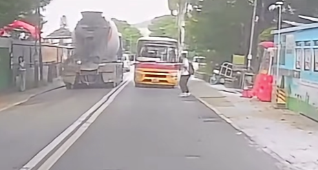 元朗八鄉一輛校巴沿錦上路行駛,駛至博愛江夏圍村對開時撞倒一名年約20歲的男途人。他並無使用行人過路處,疑僅留意左方車況,待一輛「田螺車」駛過該處後,便踏出馬路。(交通意外求片區fb)