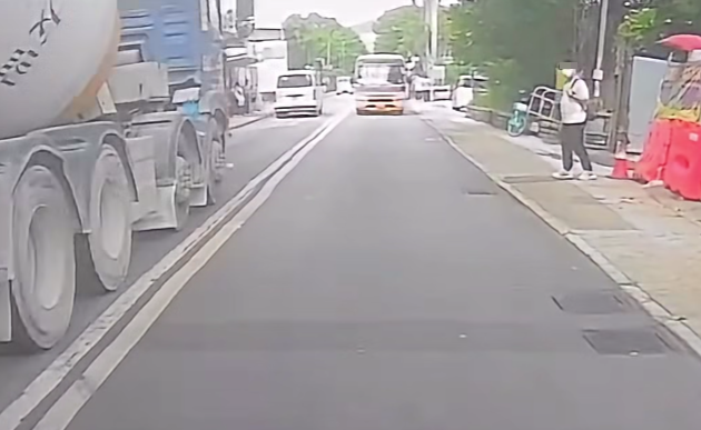 元朗八鄉一輛校巴沿錦上路行駛,駛至博愛江夏圍村對開時撞倒一名年約20歲的男途人。他並無使用行人過路處,疑僅留意左方車況,待一輛「田螺車」駛過該處後,便踏出馬路。(交通意外求片區fb)