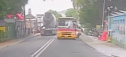 元朗八鄉一輛校巴沿錦上路行駛,駛至博愛江夏圍村對開時撞倒一名年約20歲的男途人。他並無使用行人過路處,疑僅留意左方車況,待一輛「田螺車」駛過該處後,便踏出馬路。(交通意外求片區fb)