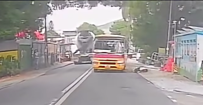 元朗八鄉一輛校巴沿錦上路行駛,駛至博愛江夏圍村對開時撞倒一名年約20歲的男途人。他並無使用行人過路處,疑僅留意左方車況,待一輛「田螺車」駛過該處後,便踏出馬路。(交通意外求片區fb)