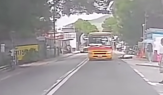 元朗八鄉一輛校巴沿錦上路行駛,駛至博愛江夏圍村對開時撞倒一名年約20歲的男途人。他並無使用行人過路處,疑僅留意左方車況,待一輛「田螺車」駛過該處後,便踏出馬路。(交通意外求片區fb)