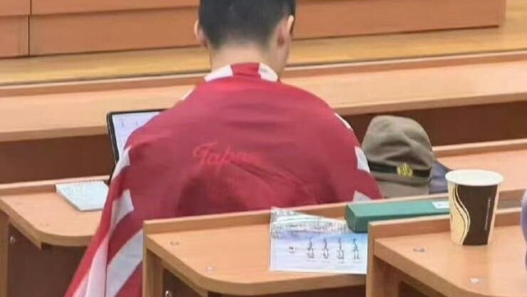 陳姓中國學生在俄羅斯留學，涉嫌在課堂身披日本軍旗