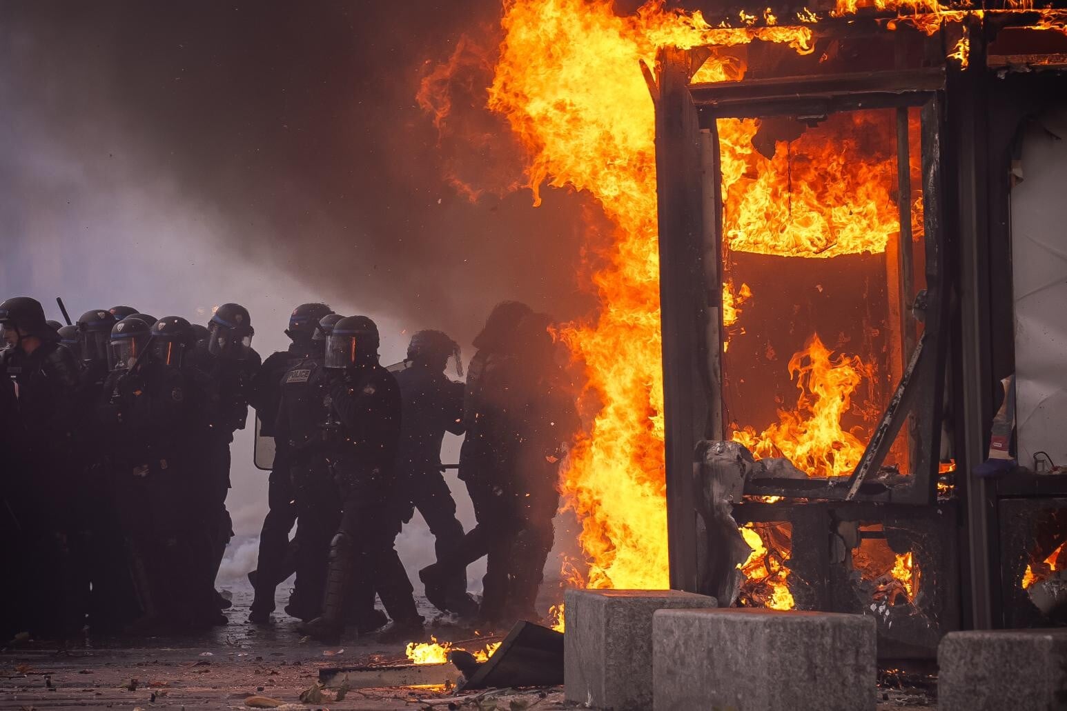 法國數十座城市爆發全國性抗議活動。(圖/新華社)