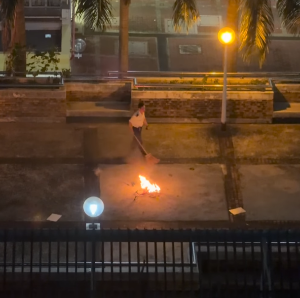 葵芳邨葵信樓對開的停車場平台花園有單車起火,一度傳出爆炸聲,保安員到場撲救及報警。現場一輛小童單車被嚴重焚毀。(Threads)