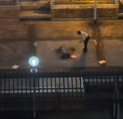 葵芳邨葵信樓對開的停車場平台花園有單車起火,一度傳出爆炸聲,保安員到場撲救及報警。現場一輛小童單車被嚴重焚毀。(Threads)