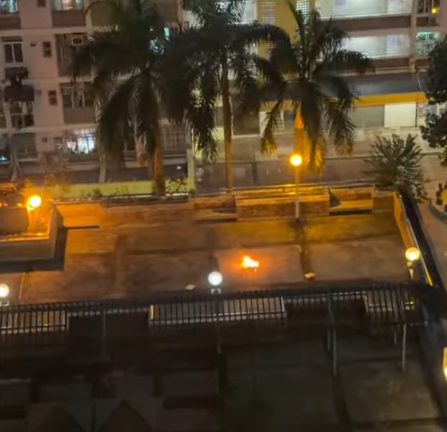 葵芳邨葵信樓對開的停車場平台花園有單車起火,一度傳出爆炸聲,保安員到場撲救及報警。現場一輛小童單車被嚴重焚毀。(Threads)