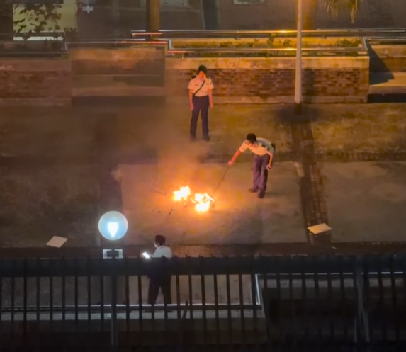 葵芳邨葵信樓對開的停車場平台花園有單車起火,一度傳出爆炸聲,保安員到場撲救及報警。現場一輛小童單車被嚴重焚毀。(Threads)