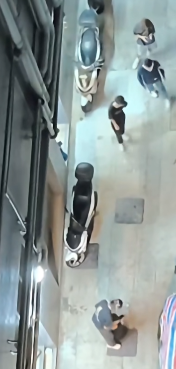 網上流傳一段影片一名男童在西灣河一條後巷疑遭多人推倒及掌摑,期間有人警告恐嚇「我先係你大佬」。警方經調查後拘捕4名年齡介乎13至17歲的男童,涉嫌傷人及煽惑他人成為非法社團成員。(車cam L(香港群組)fb)