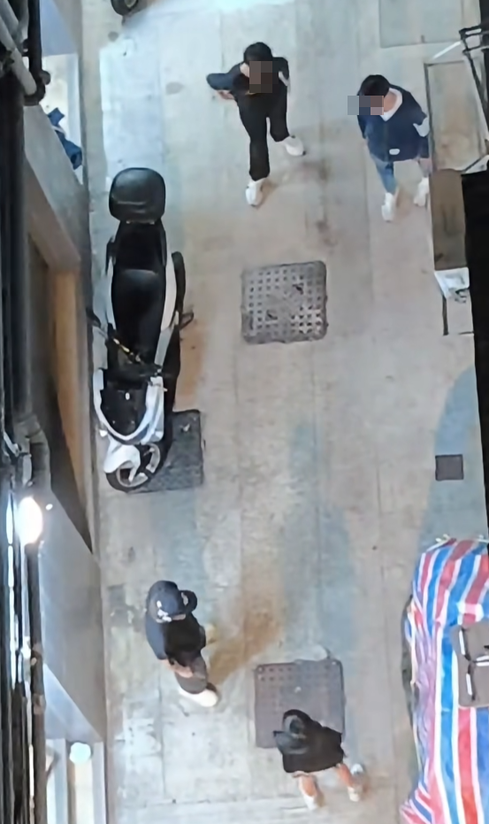 網上流傳一段影片一名男童在西灣河一條後巷疑遭多人推倒及掌摑,期間有人警告恐嚇「我先係你大佬」。警方經調查後拘捕4名年齡介乎13至17歲的男童,涉嫌傷人及煽惑他人成為非法社團成員。(車cam L(香港群組)fb)