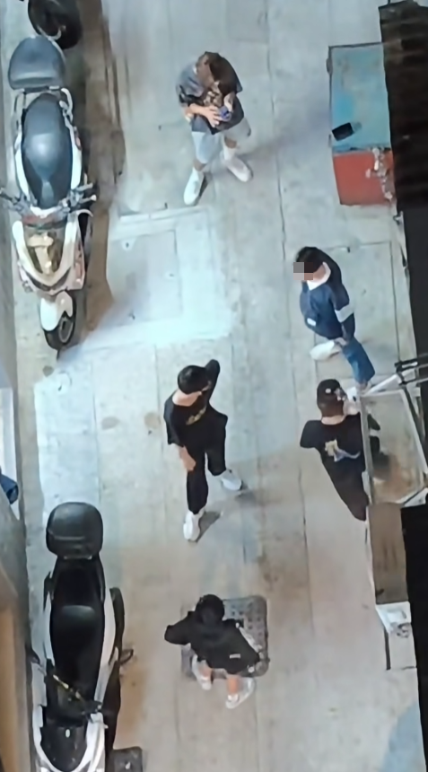 網上流傳一段影片一名男童在西灣河一條後巷疑遭多人推倒及掌摑,期間有人警告恐嚇「我先係你大佬」。警方經調查後拘捕4名年齡介乎13至17歲的男童,涉嫌傷人及煽惑他人成為非法社團成員。(車cam L(香港群組)fb)