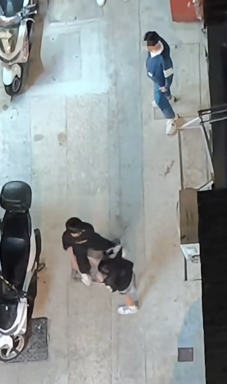 網上流傳一段影片一名男童在西灣河一條後巷疑遭多人推倒及掌摑,期間有人警告恐嚇「我先係你大佬」。警方經調查後拘捕4名年齡介乎13至17歲的男童,涉嫌傷人及煽惑他人成為非法社團成員。(車cam L(香港群組)fb)