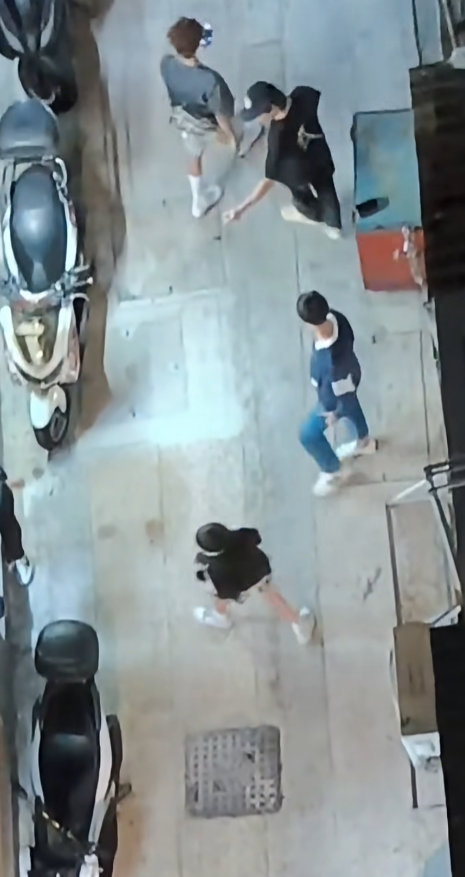 網上流傳一段影片一名男童在西灣河一條後巷疑遭多人推倒及掌摑,期間有人警告恐嚇「我先係你大佬」。警方經調查後拘捕4名年齡介乎13至17歲的男童,涉嫌傷人及煽惑他人成為非法社團成員。(車cam L(香港群組)fb)