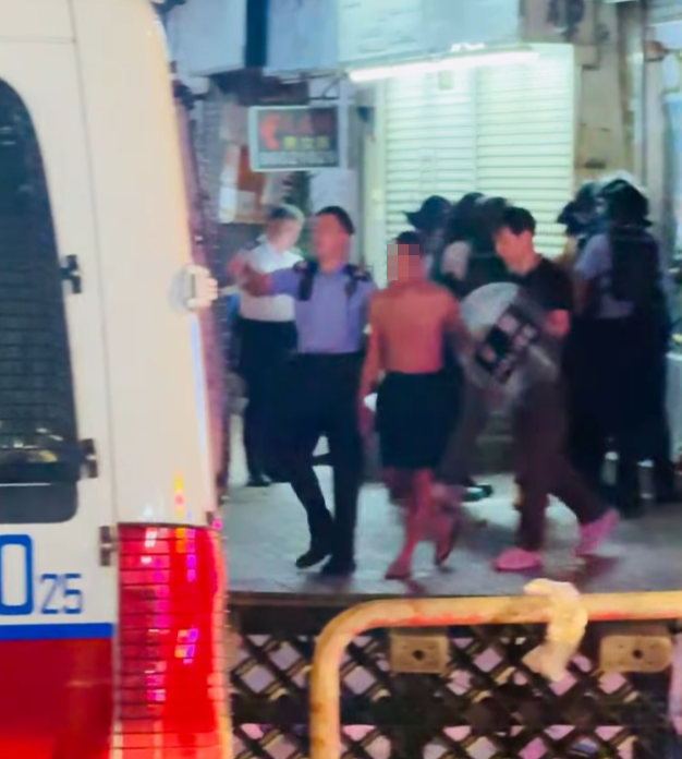 屯門越南漢疑遭同鄉斬傷腹部與前臂中刀送院。網傳片段顯示,警方在鄰近仁愛堂圍的屯門達仁坊拉起封鎖線,隨後押解一名赤膊男子走向警車(Threads)