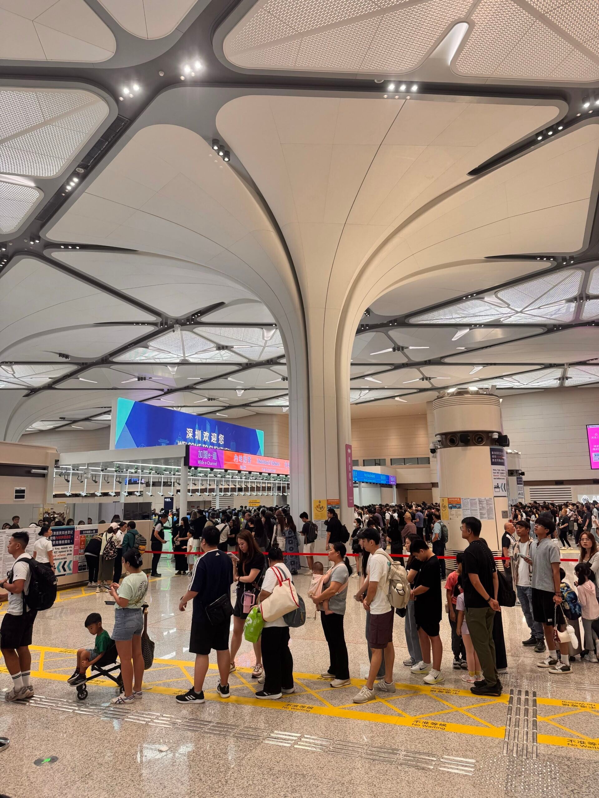 新皇崗口岸首個重陽節假期即迎來客流高峰(網上圖片)