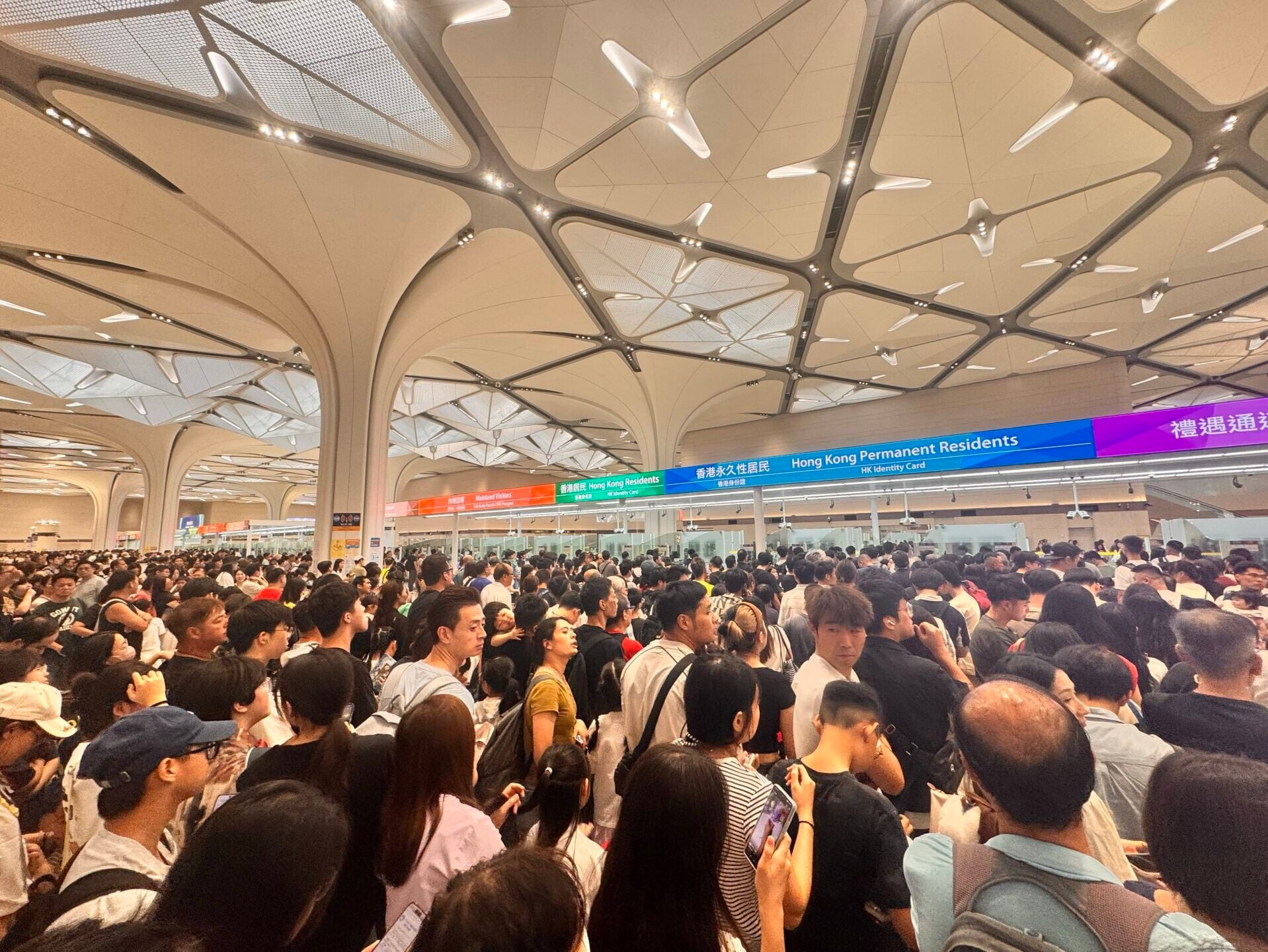 新皇崗口岸首個重陽節假期即迎來客流高峰(網上圖片)