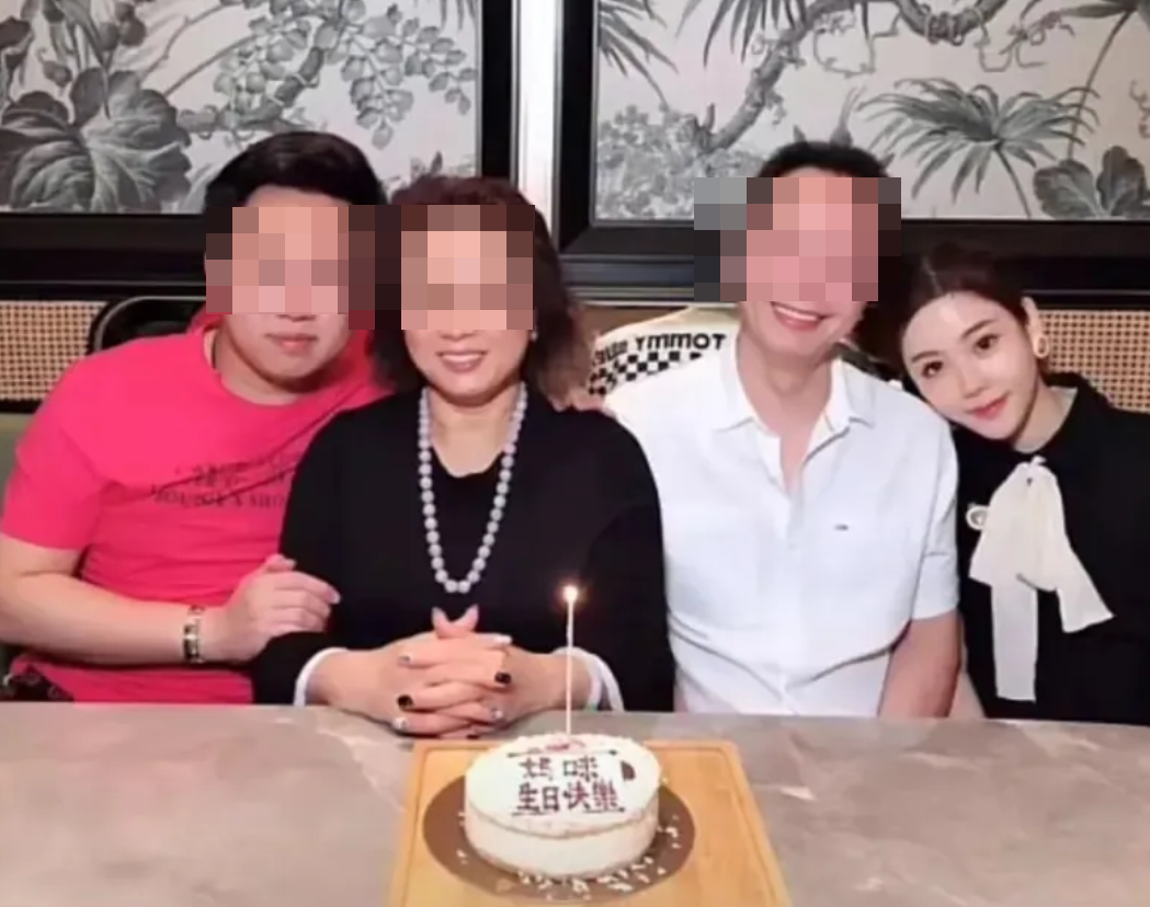 蔡天鳳碎屍案|蔡天鳳(右一)家翁、譚仔米線創辦人譚澤均(右二)作供,指兒子譚方駿(左一)與蔡生活「非常開心」(網上圖片