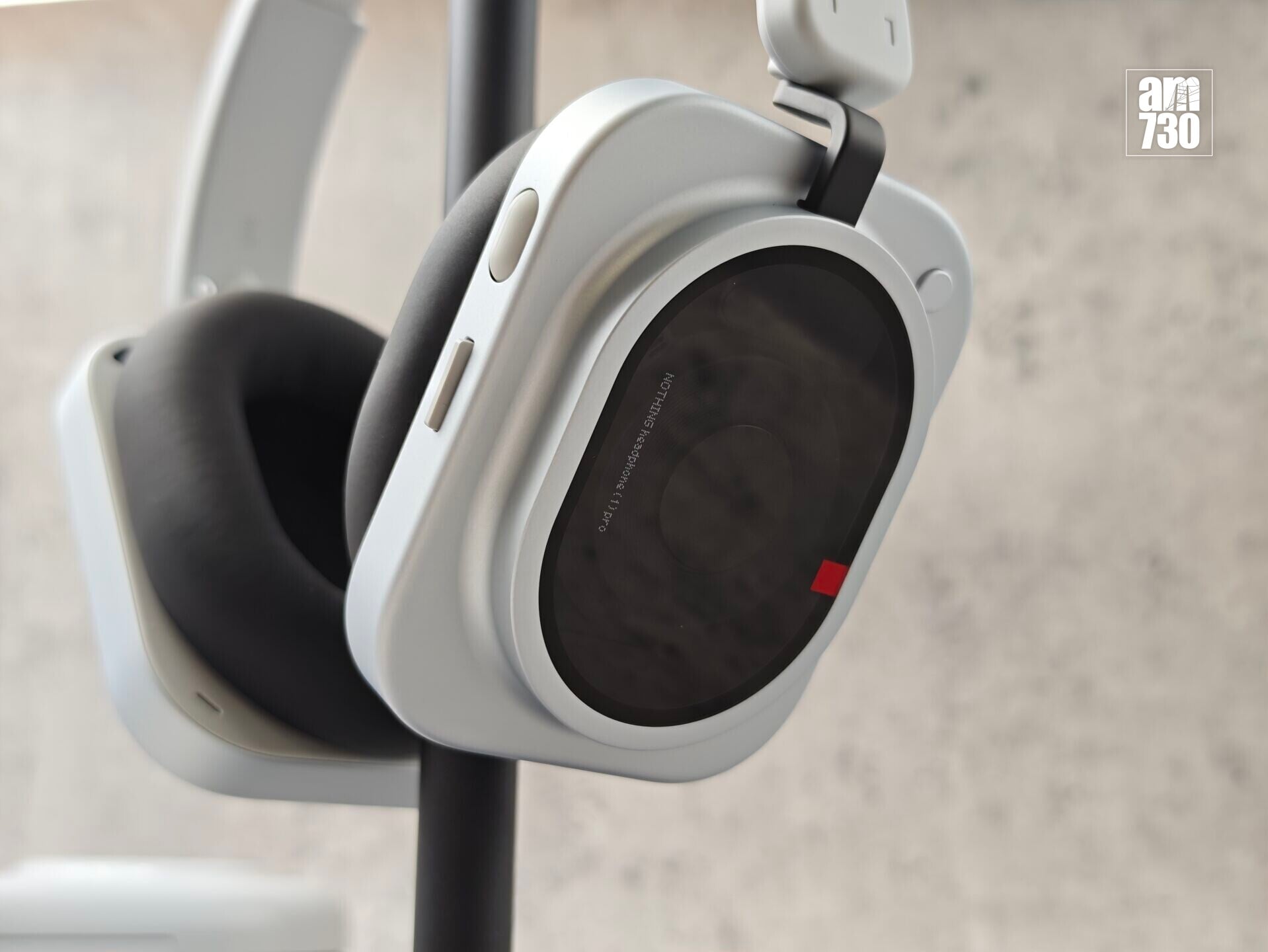 Nothing Headphone (1) Pro頭戴式耳機耳罩以9H熊貓玻璃製成。