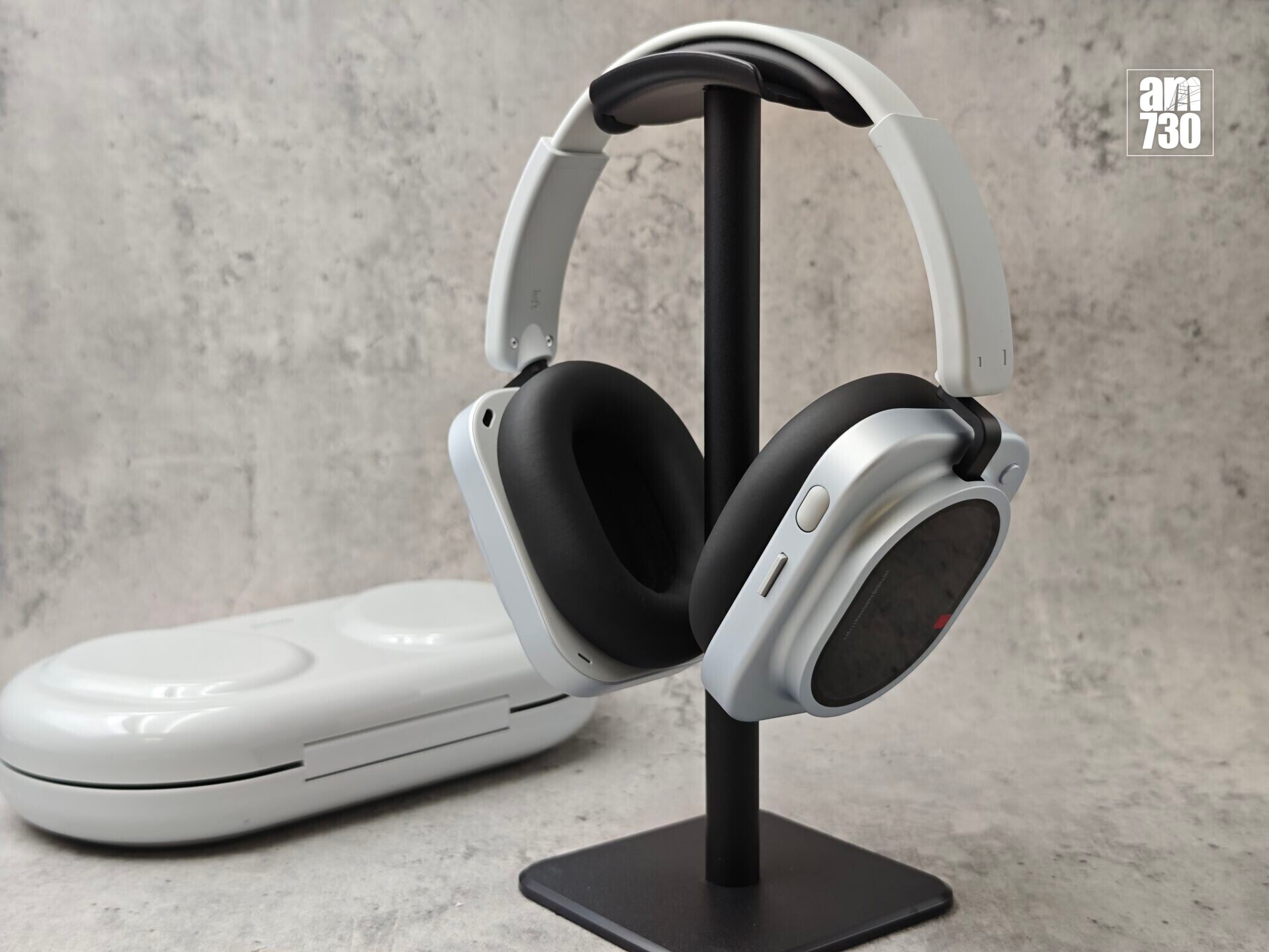 Nothing Headphone (1) Pro頭戴式耳機沿用前幾代相似形態。