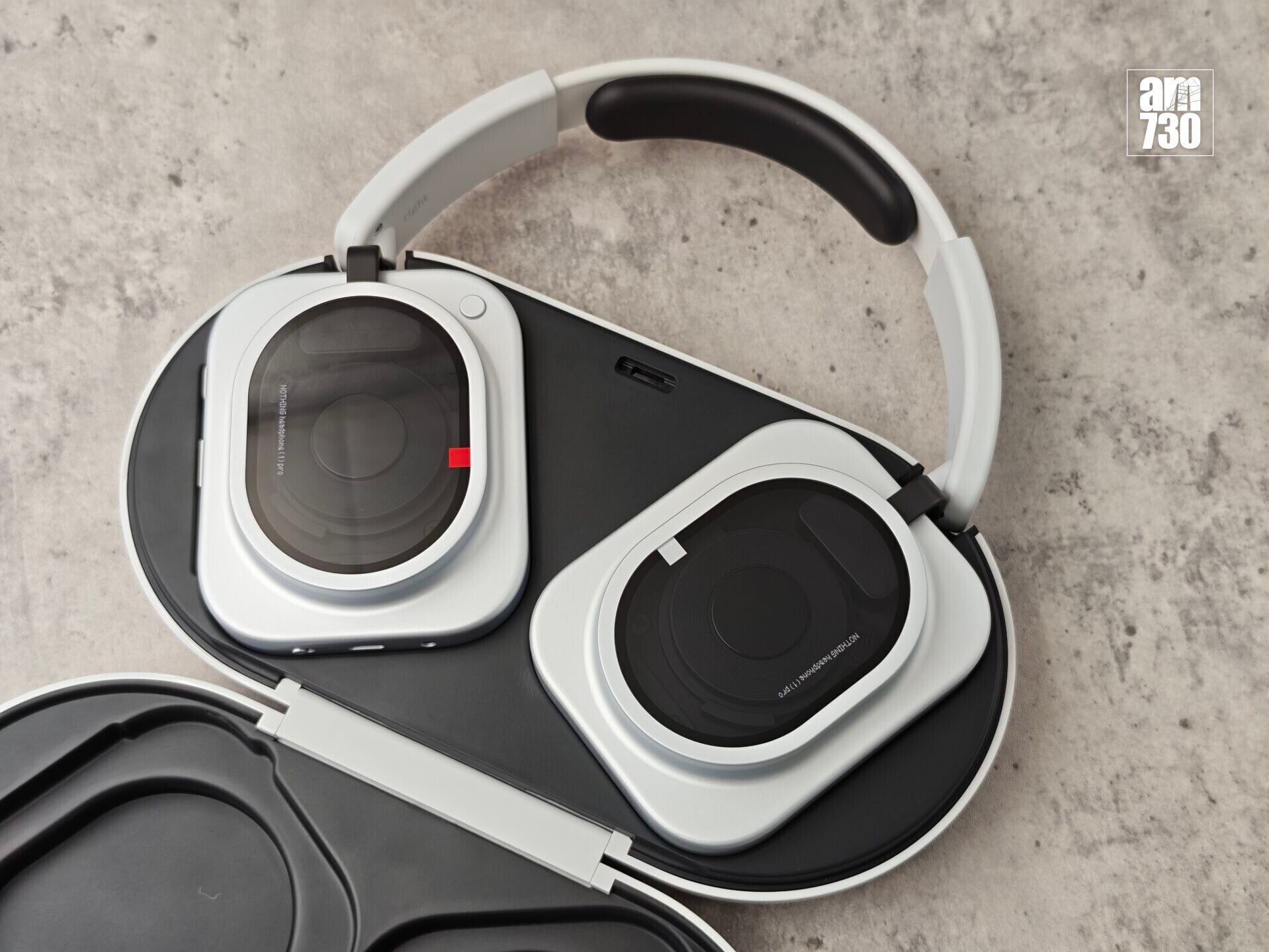 Nothing Headphone (1) Pro頭戴式耳機收納槽可完美保護耳機。