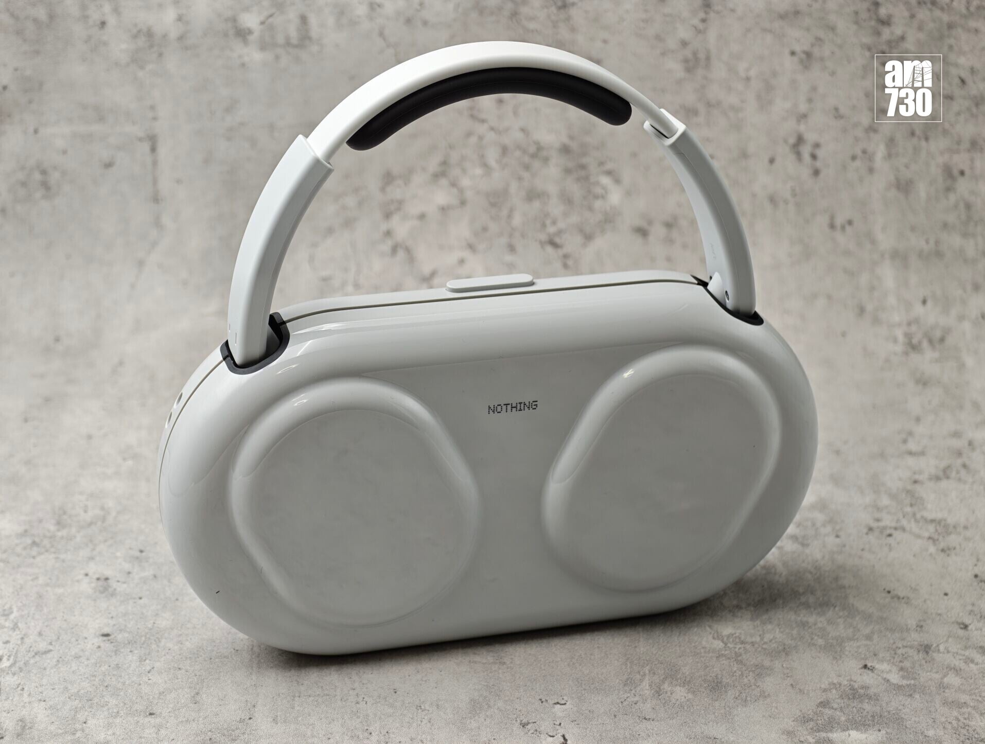 Nothing Headphone (1) Pro頭戴式耳機換上全新「餐盒形」收納盒。
