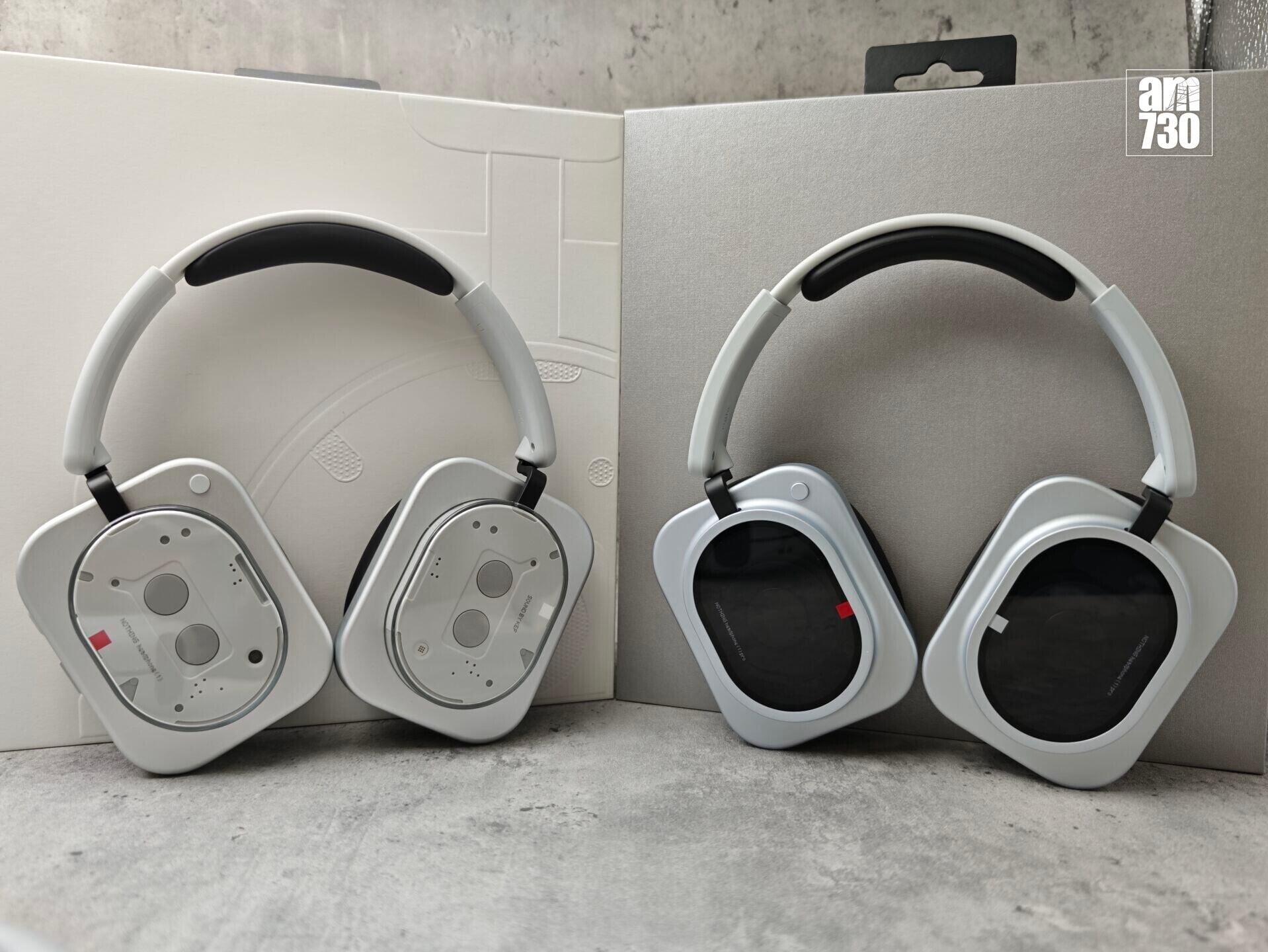 Nothing Headphone (1) Pro頭戴式耳機(右)與Nothing Headphone (1) 比較。
